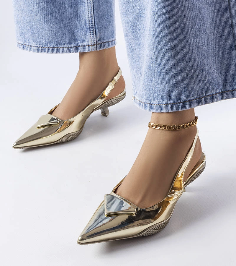 Złote sandały na niskim obcasie ze sportową podeszwą