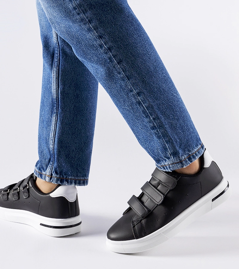 Czarne sneakersy zapinane na rzepy