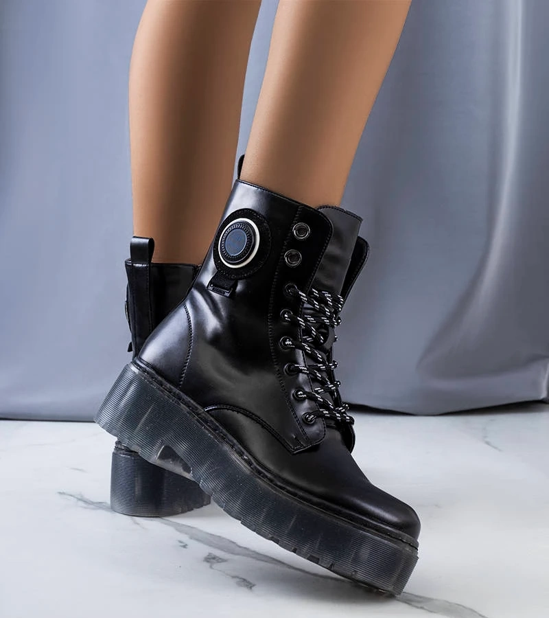 Czarne botki typu glany