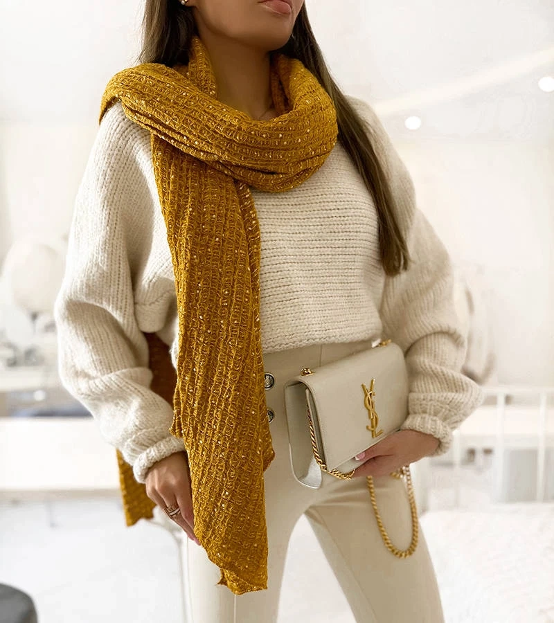 Żółty szal w kropki