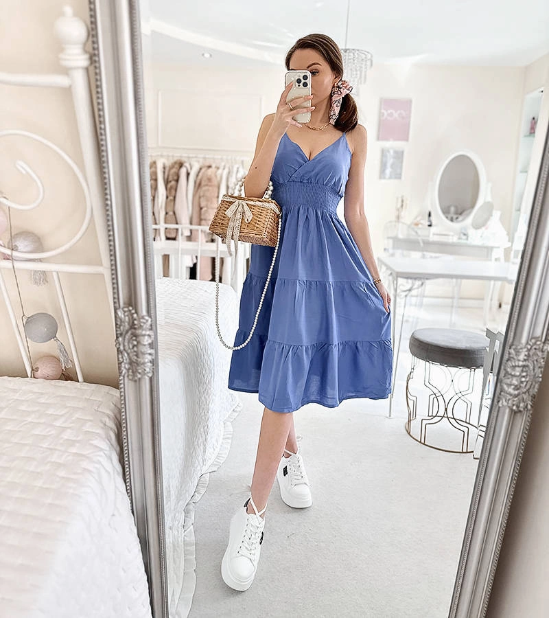 Niebieska rozkloszowana sukienka na ramiączkach