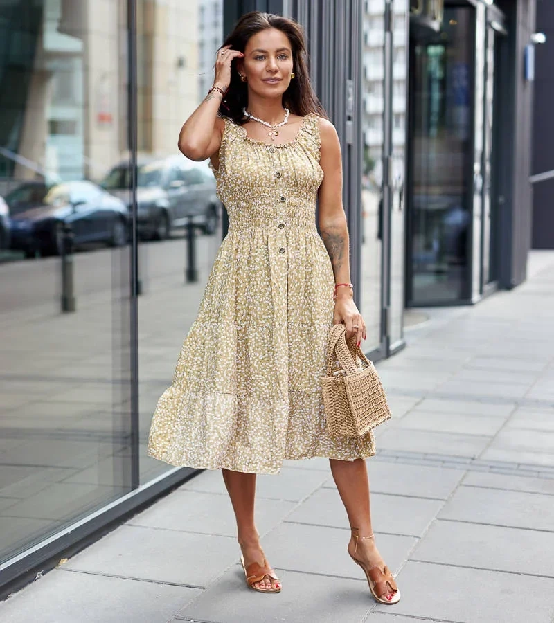 Ciemnożółta sukienka na ramiączkach