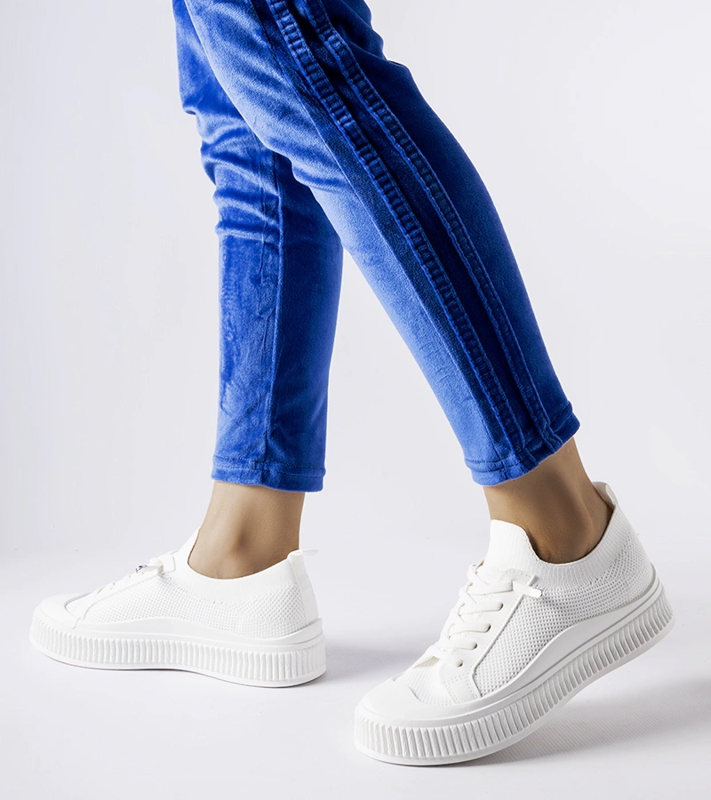 Białe wsuwane trampki