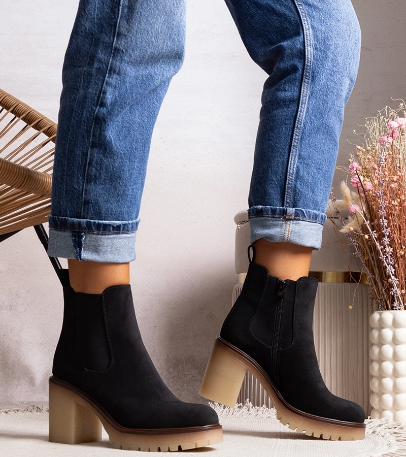 Czarne botki na efektownym słupku