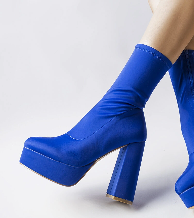 Niebieskie satynowe botki na masywnym słupku