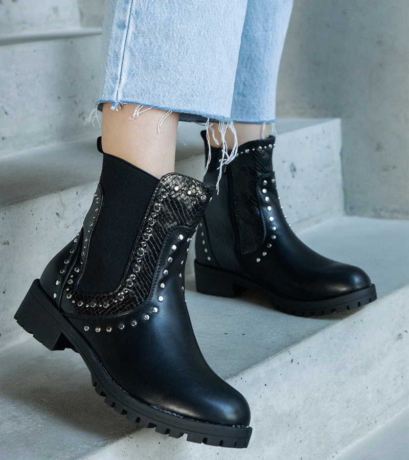 Czarne botki z ćwiekami