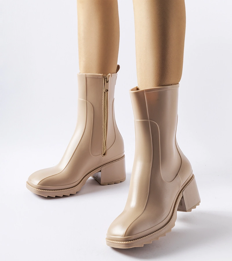 Beżowe zapinane kalosze na klocku