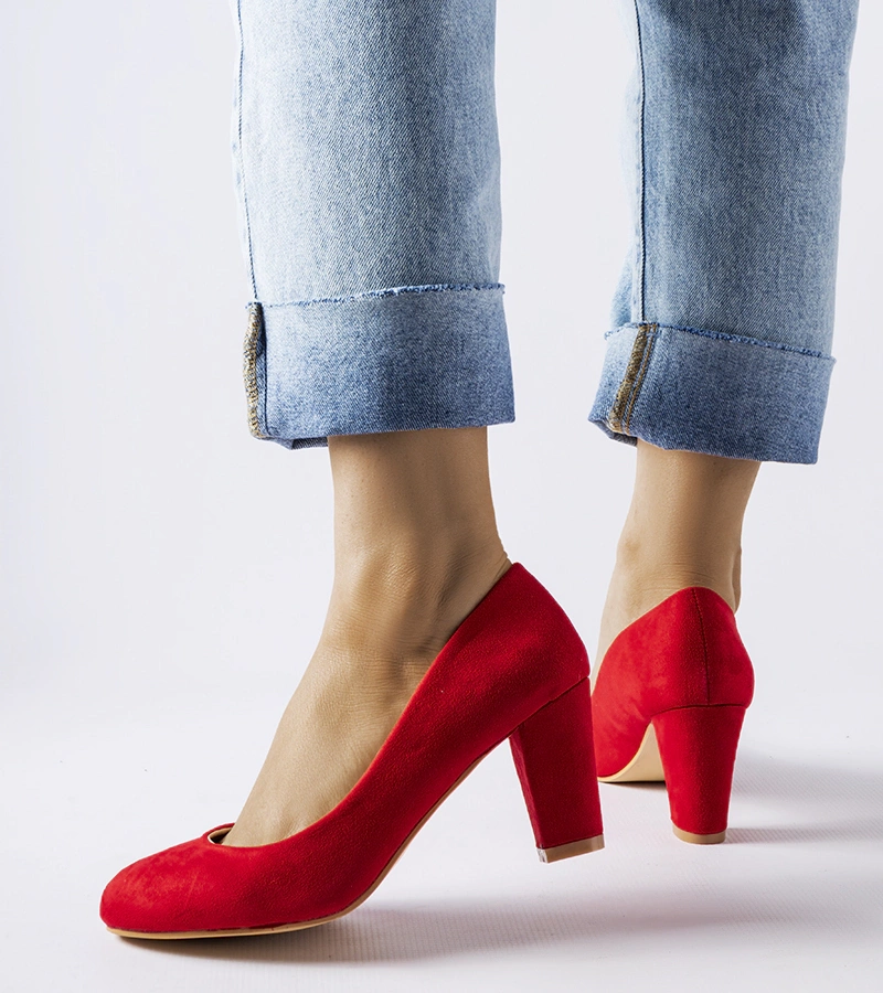 Czerwone czółenka z eko-zamszu na słupku