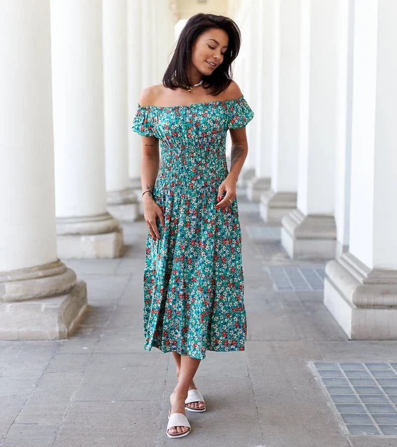 Zielona sukienka midi w kwiaty