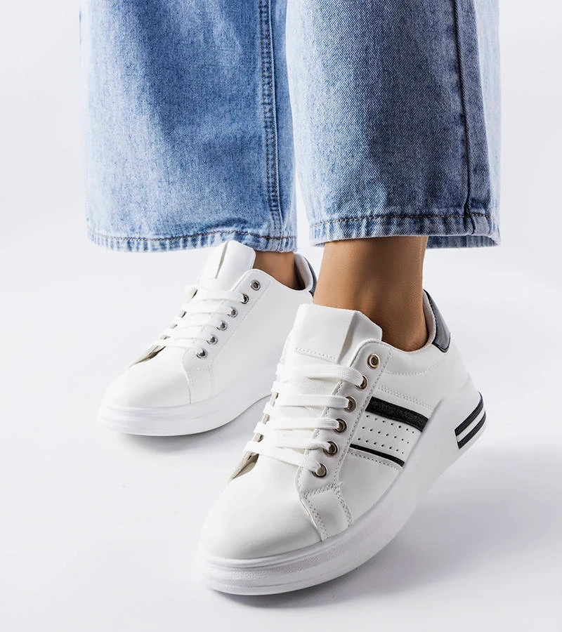 Białe sneakersy ze zdobioną cholewką