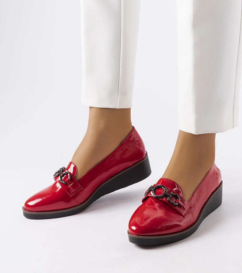 Czerwone lakierowane mokasyny na koturnie ze skórzaną wkładkę