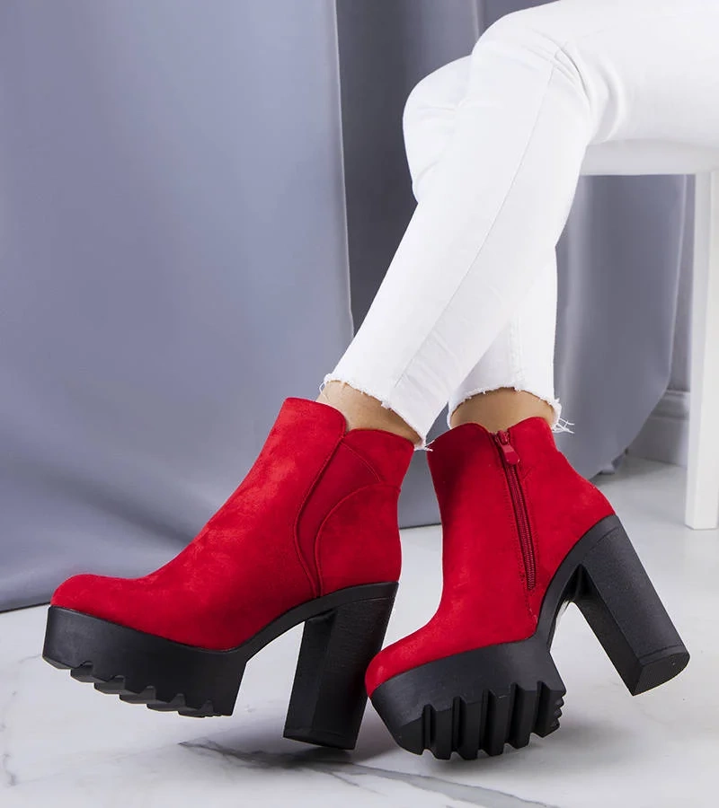 Czerwone ocieplane botki na słupku