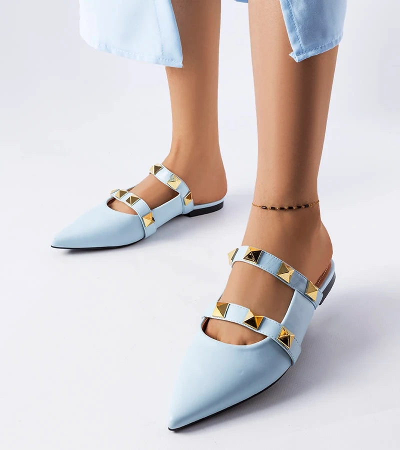 Niebieskie klapki zdobione ćwiekami i szpiczastym noskiem