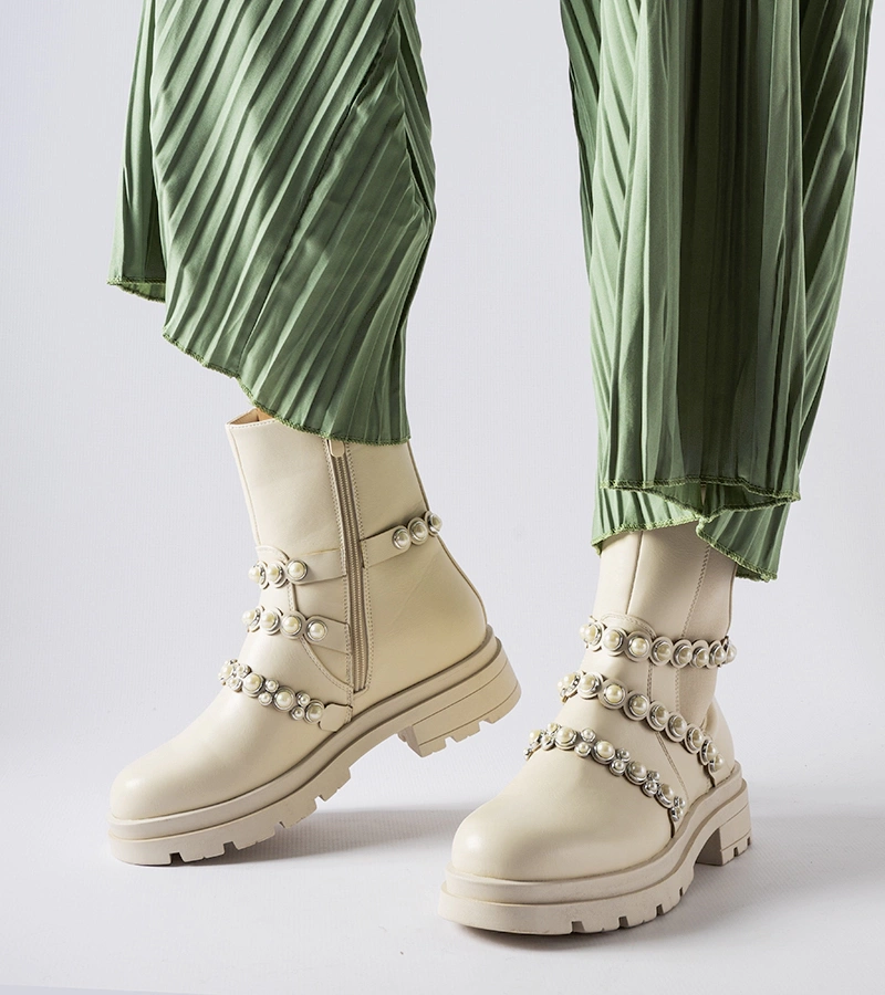 Beżowe botki zdobione perełkami