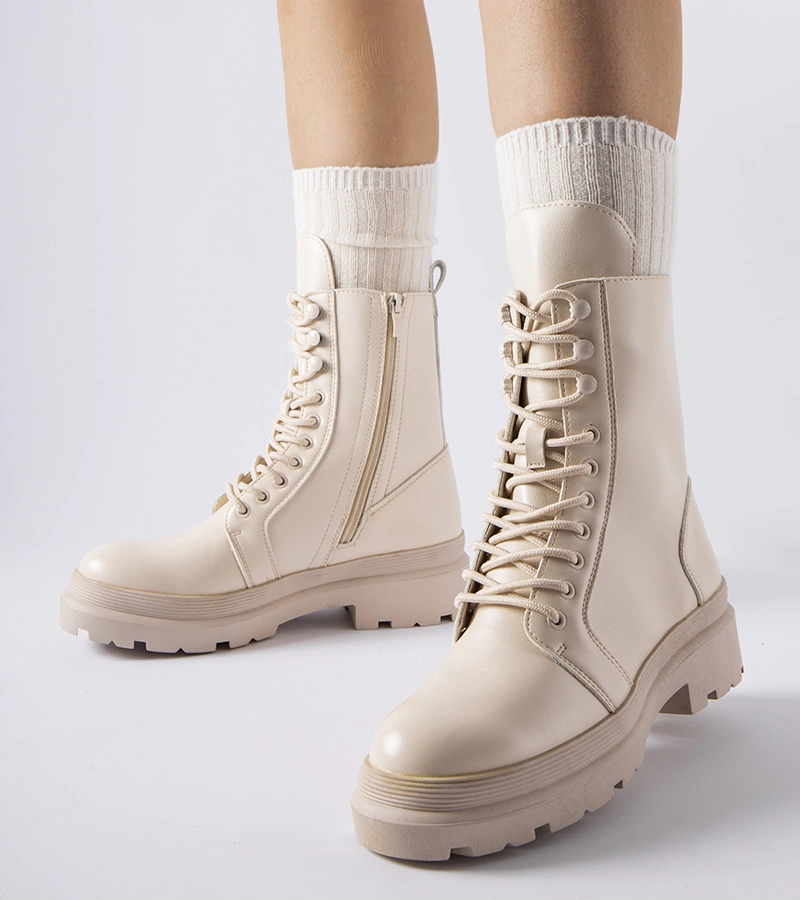 Beżowe płaskie trapery z protektorem