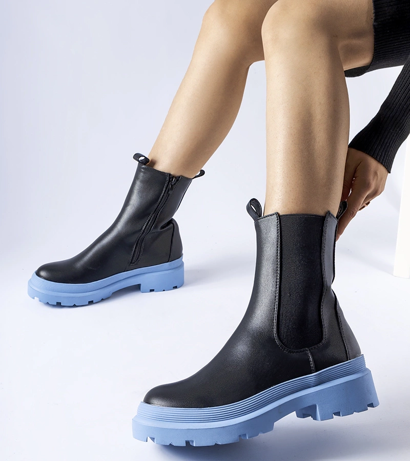 Czarne botki na niebieskiej podeszwie