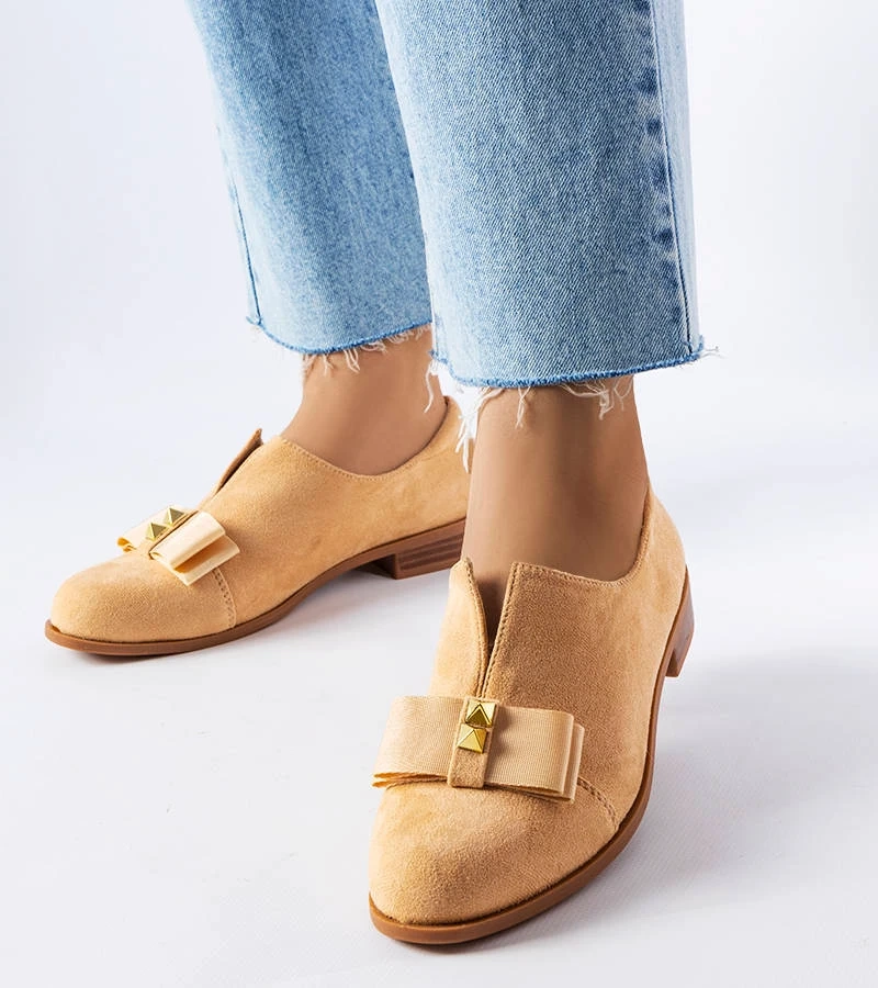 Beżowe półbuty zdobione kokardką