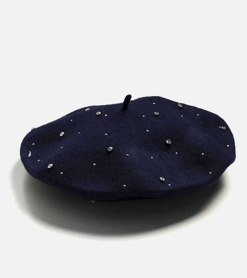 Granatowy beret zdobiony cyrkoniami