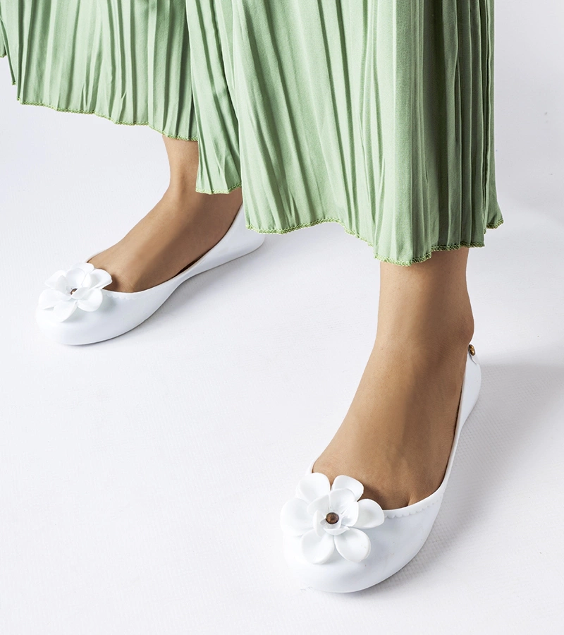 Białe gumowe balerinki z kwiatkiem