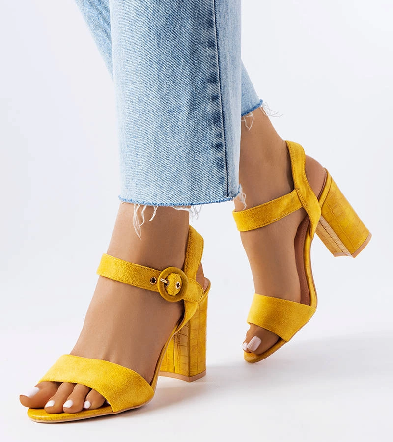 Żółte sandałki na słupku