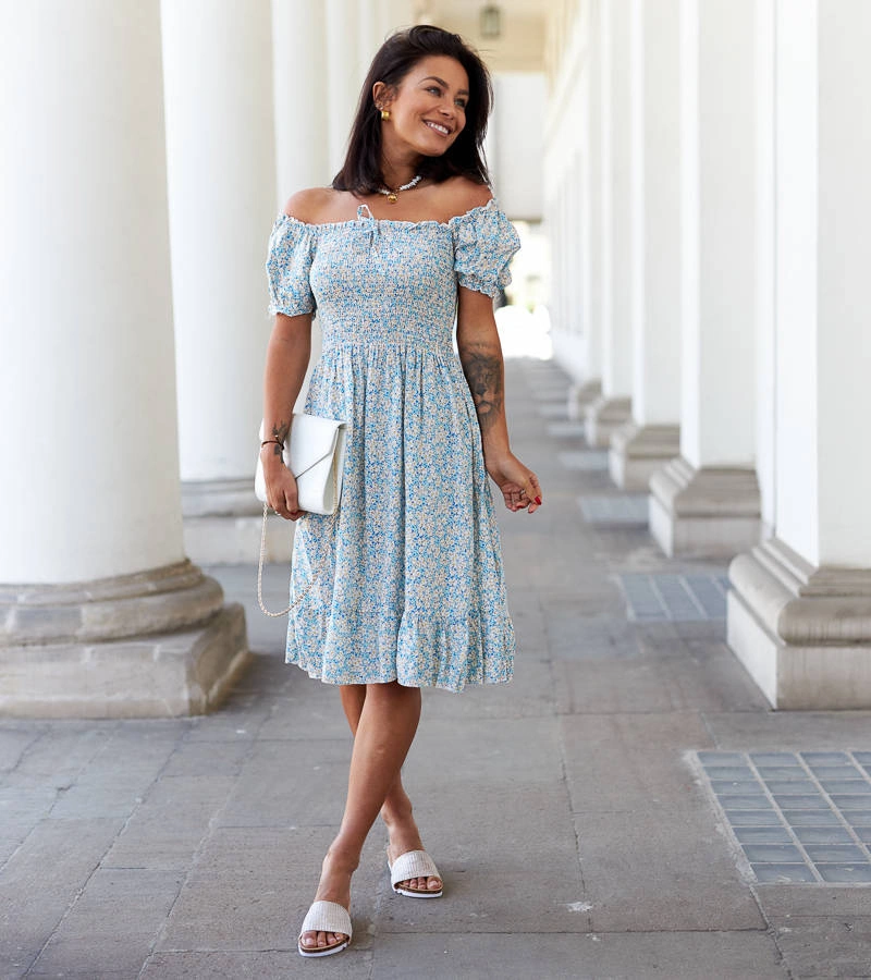 Niebieska sukienka w kwiaty z wiązaniem