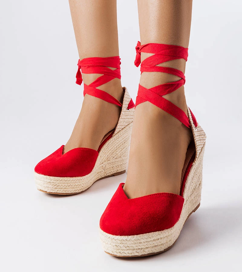 Czerwone espadryle na wysokiej koturnie