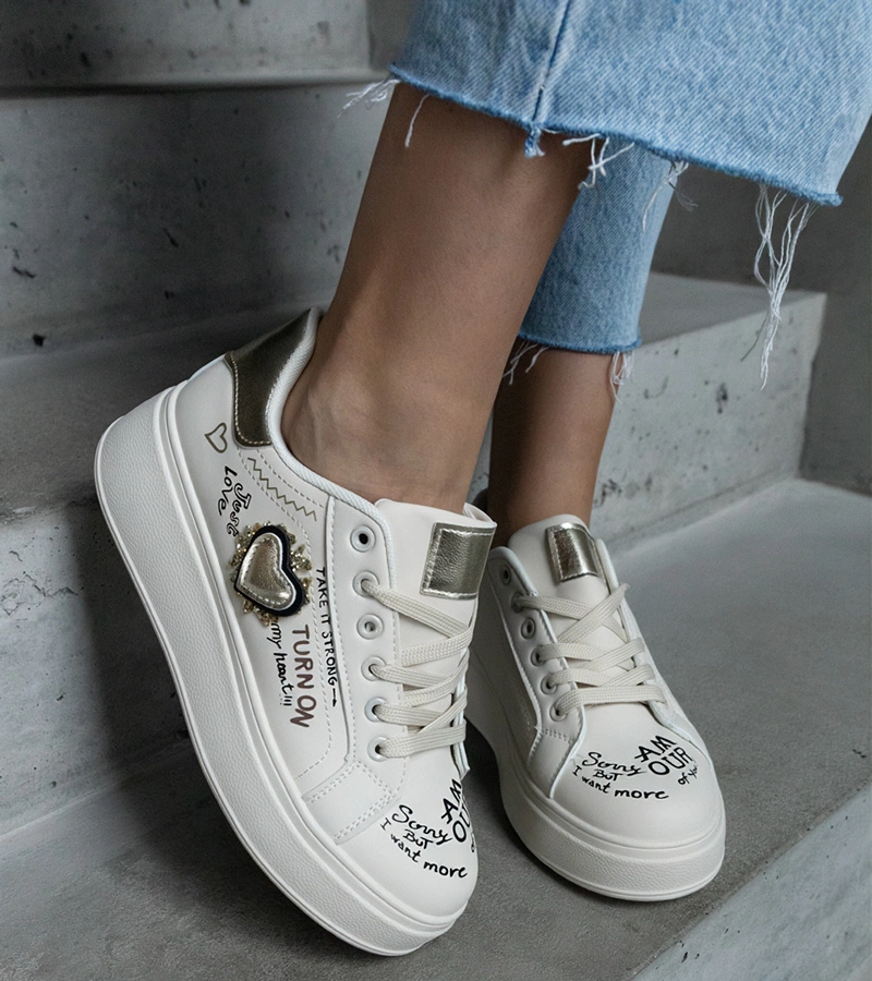 Beżowe sneakersy ozdobione naszywką i napisami na platformie