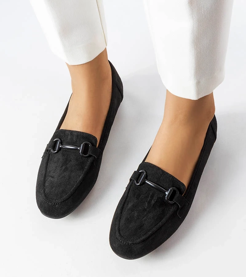 Czarne mokasyny z ozdobną klamrą