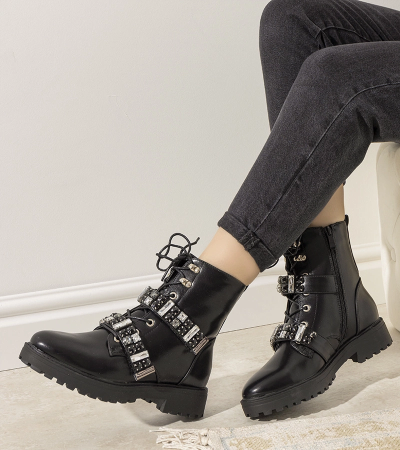 Czarne botki ze zdobieniem