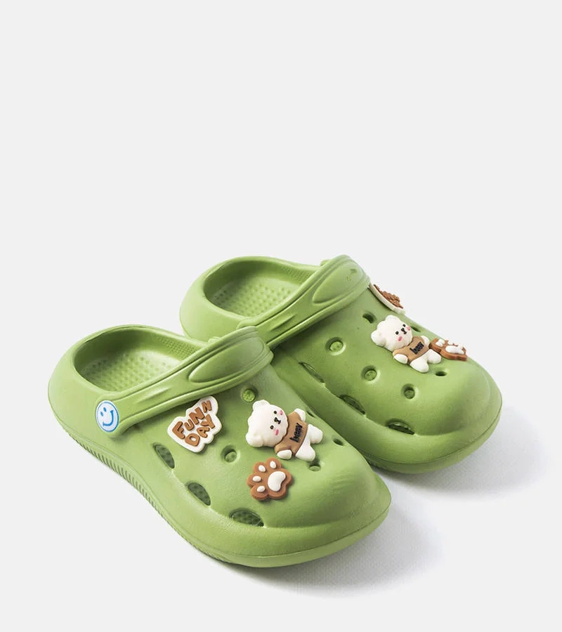 Zielone klapki z pisanki z zakrytym noskiem