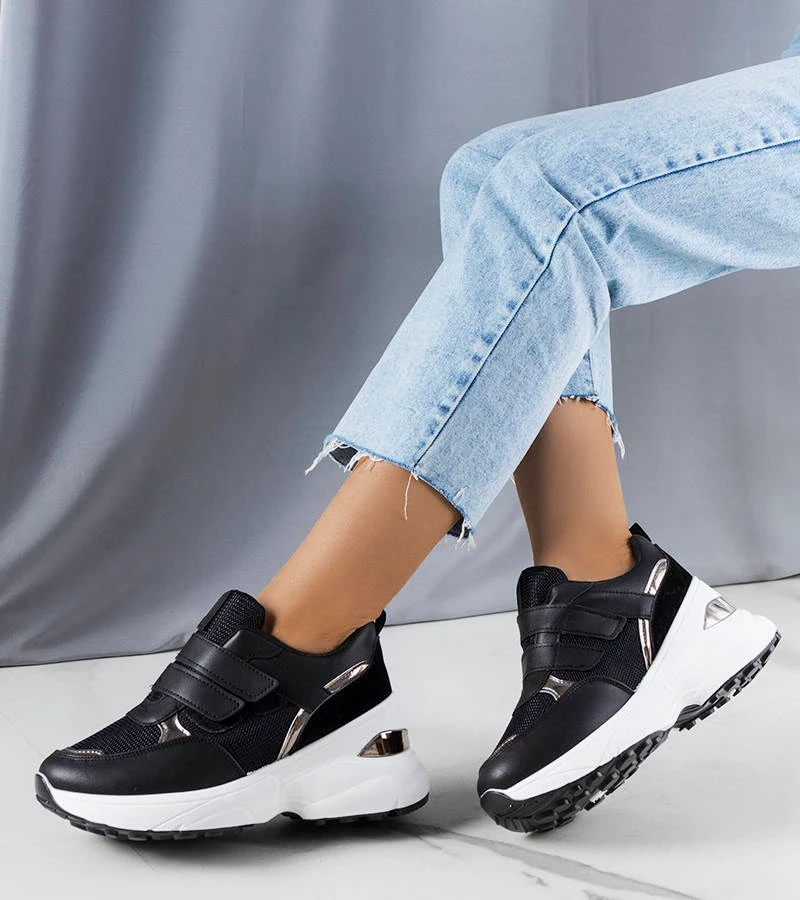 Czarne sneakersy na masywnej podeszwie