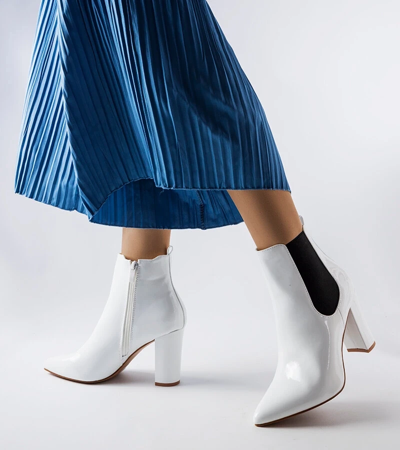 Białe lakierowane botki na słupku