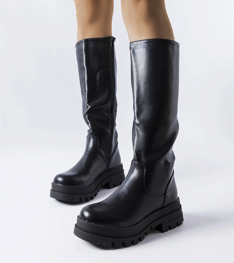 Czarne ocieplane kozaki na wysokiej podeszwie