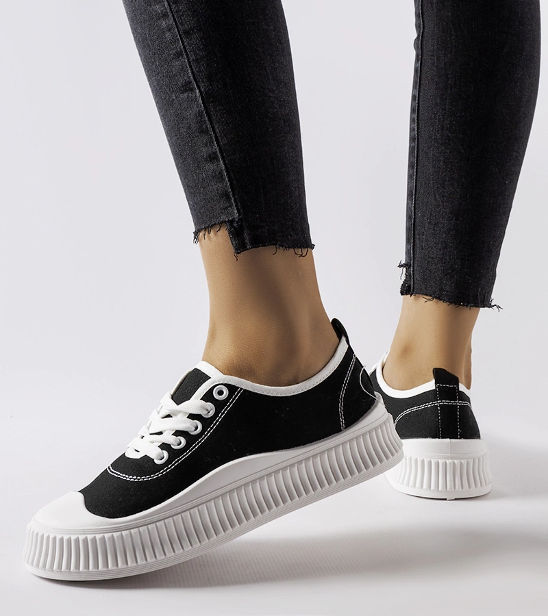 Czarne trampki na wysokiej podeszwie