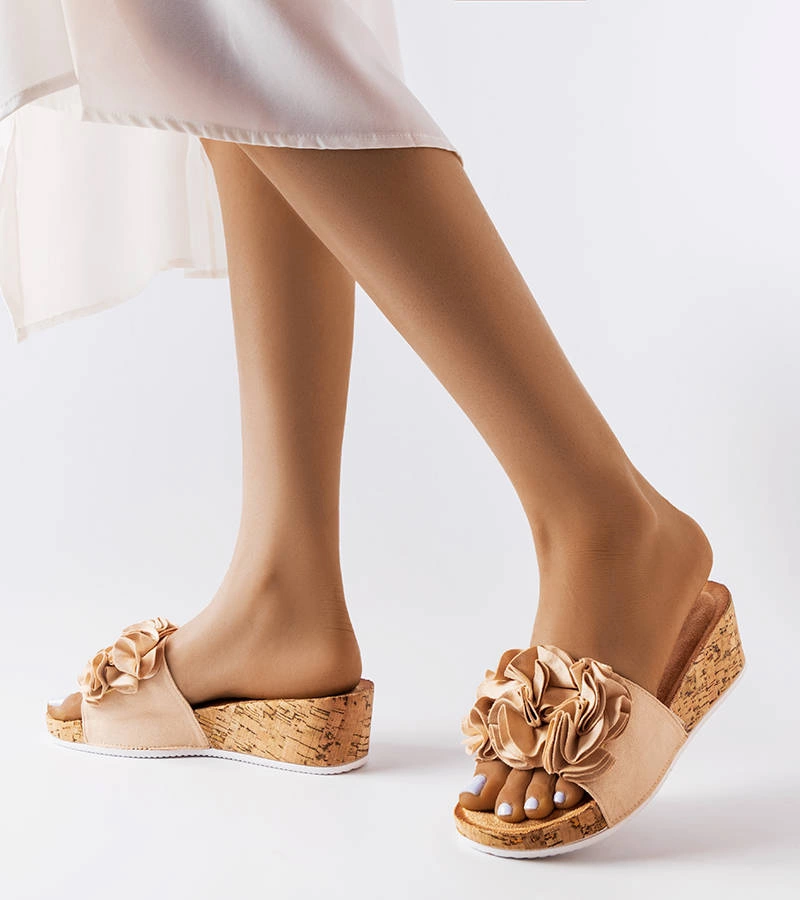 Czarne klapki na koturnie zdobione cyrkoniami