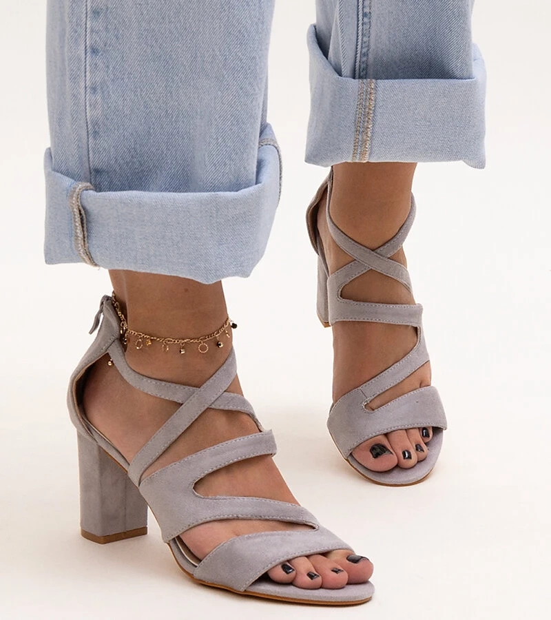 Szare sandały na słupku ze skórzaną wkładką