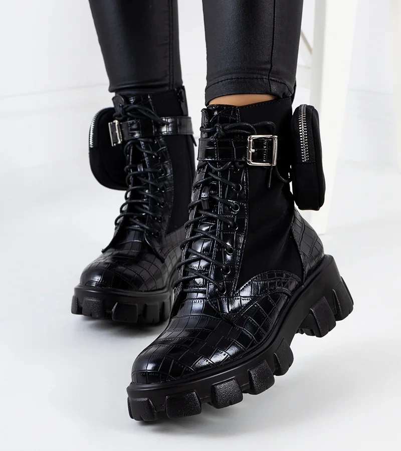 Czarne traperki z saszetką