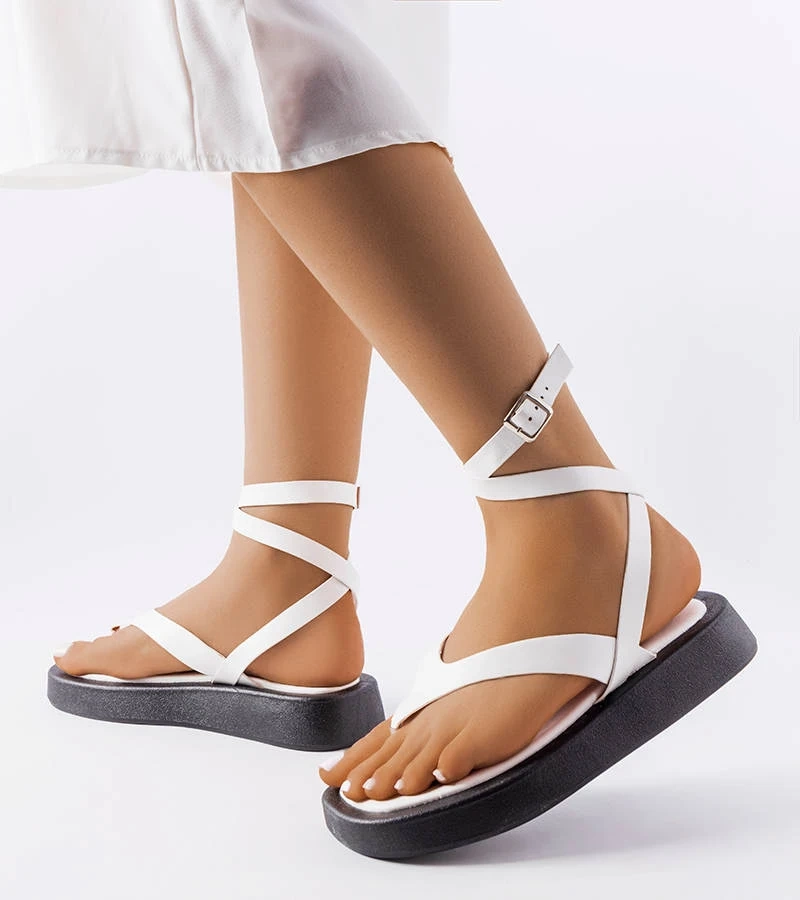 Białe sandały w typu japonki na platformie