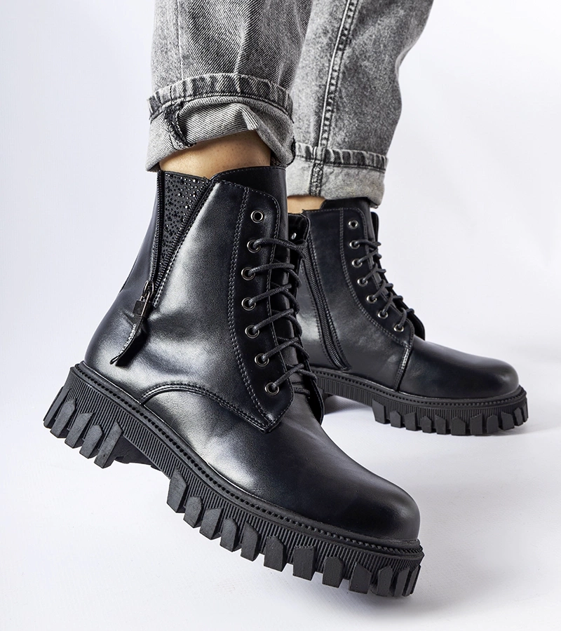 Czarne wiązane botki zdobione cyrkoniami