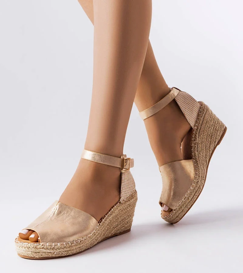 Złote espadryle na koturnie