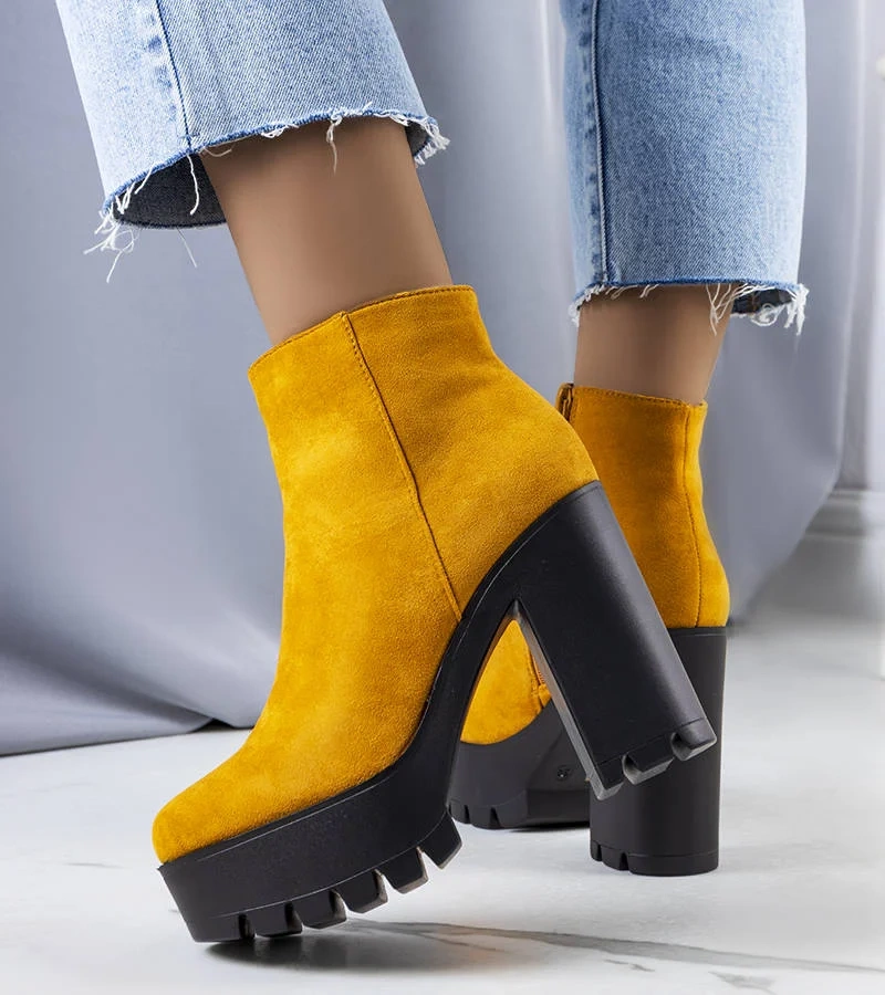 Musztardowe botki na słupku