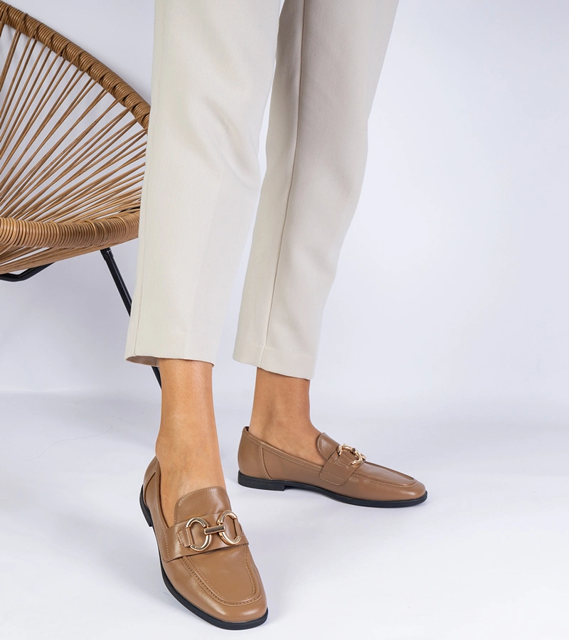 Hers Brązowe damskie mokasyny ze złotą ozdobą