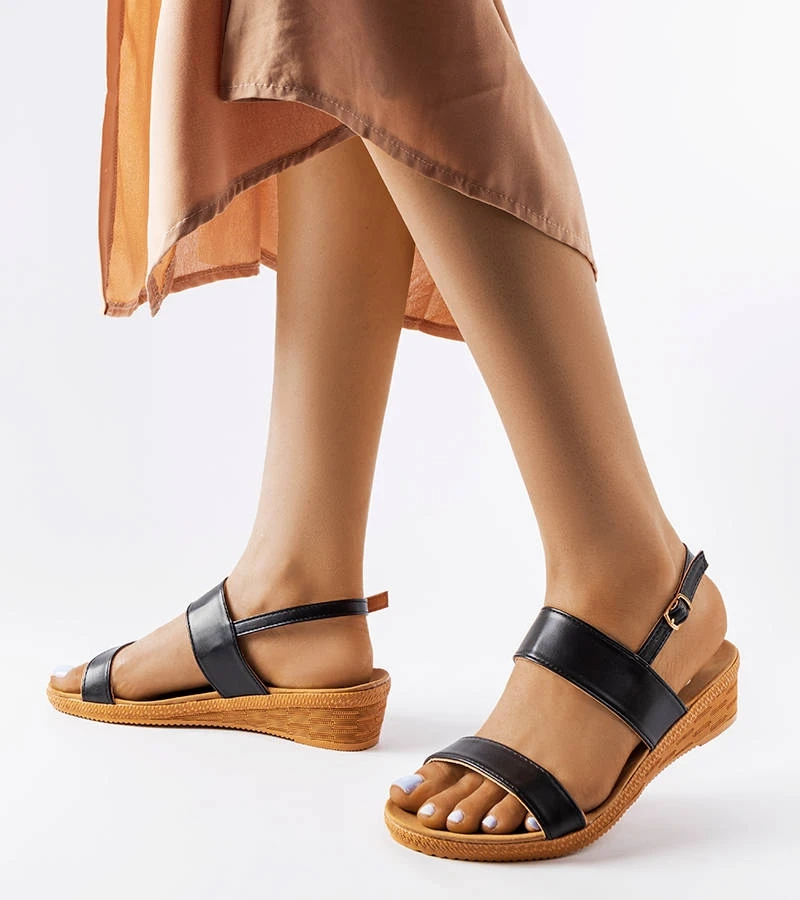 Czarne sandały na niskiej koturnie