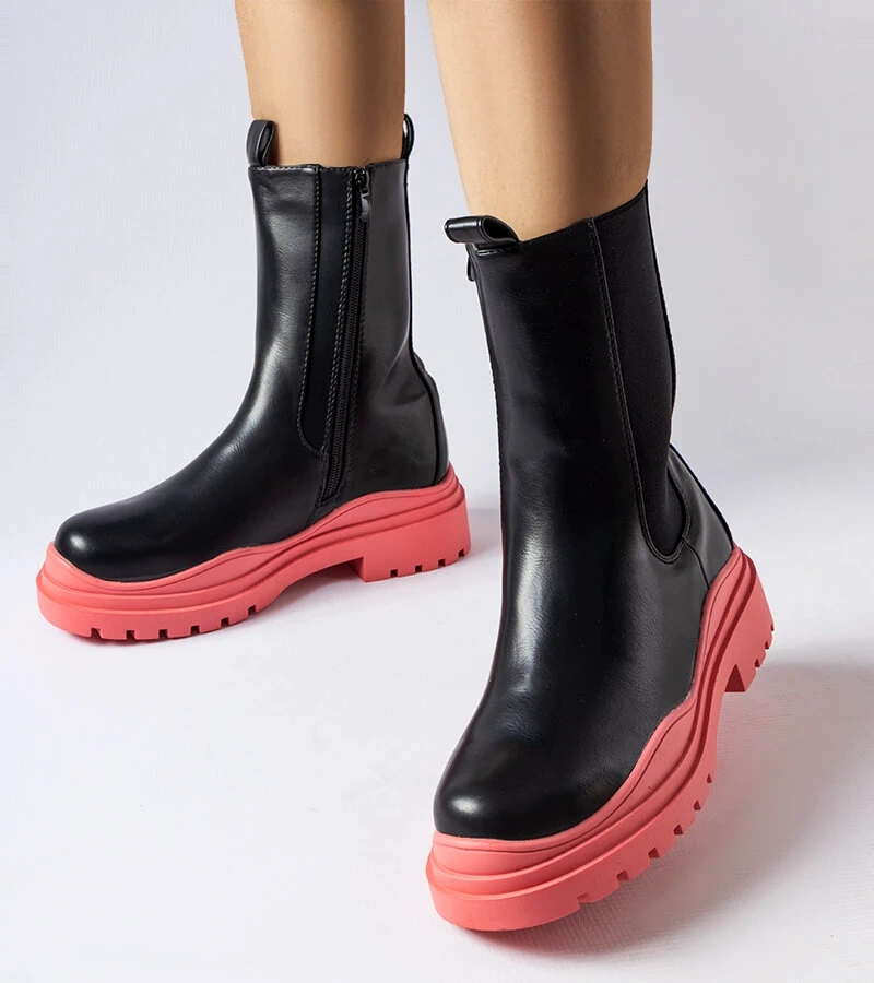 Czarne botki na kolorowej podeszwie