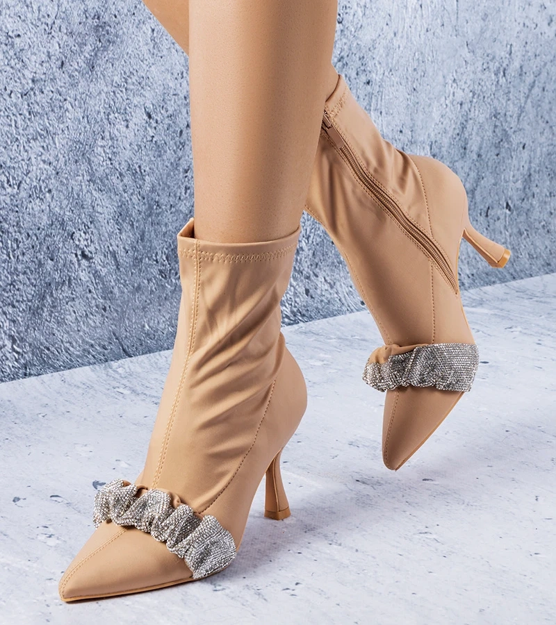 Beżowe botki na szpilce bogato zdobione cyrkoniami