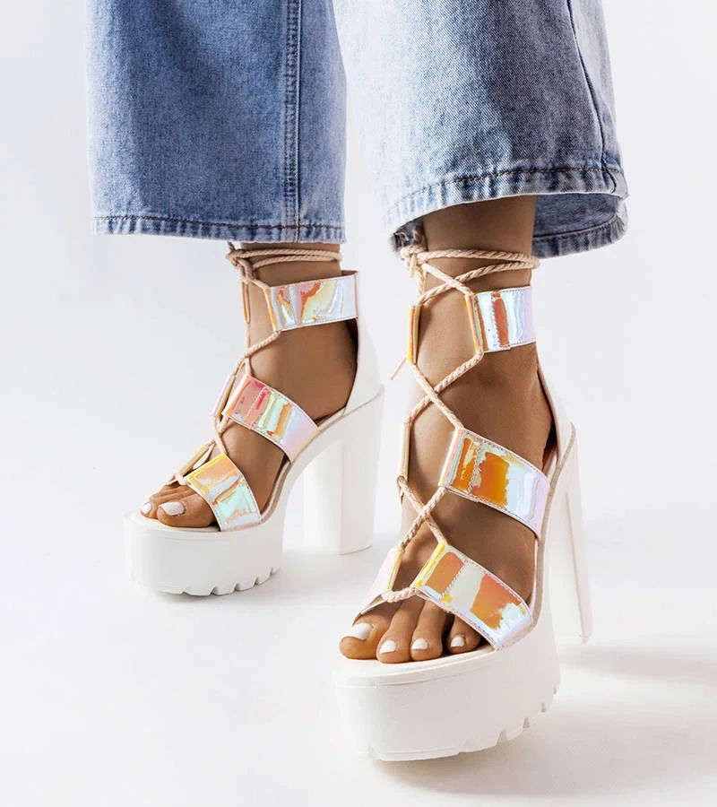 Białe wysokie sandały wiązane