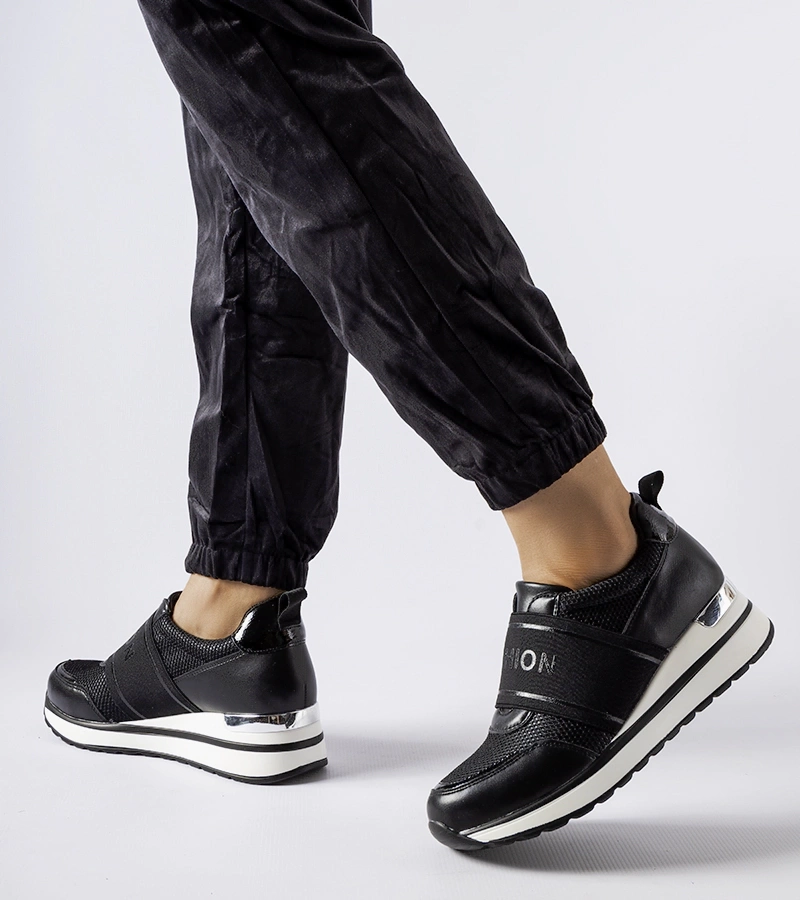 Czarne sneakersy ze srebrnym zdobieniem