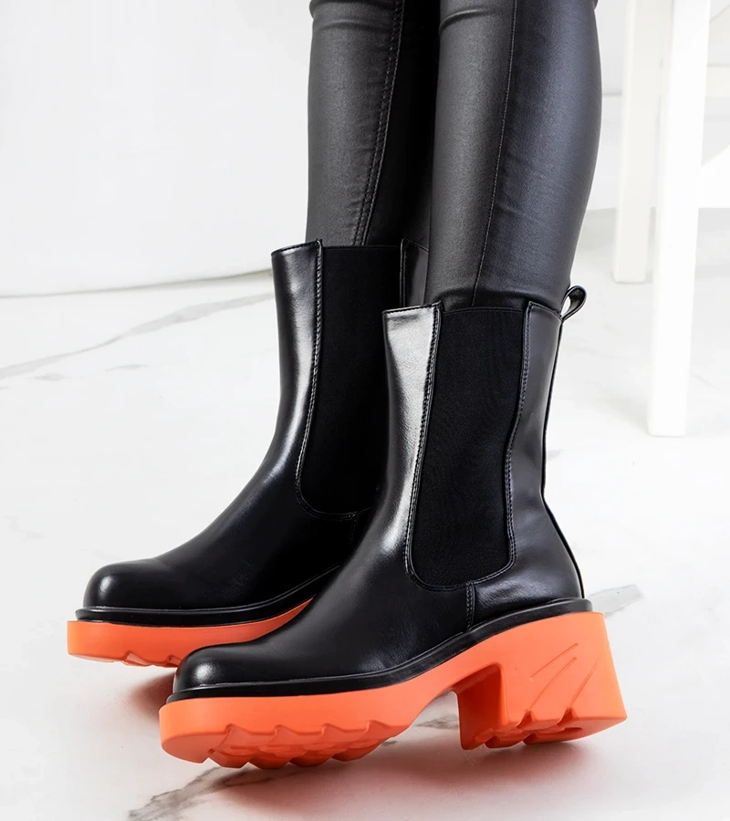 Czarne botki na pomarańczowej platformie