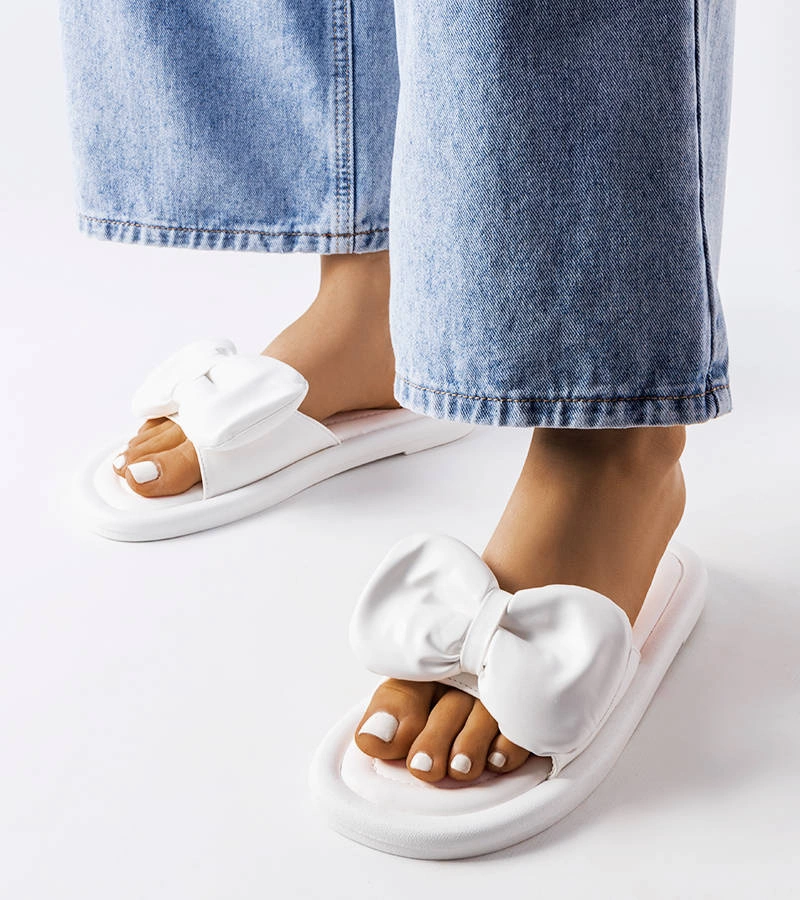 Białe klapki z kokardą