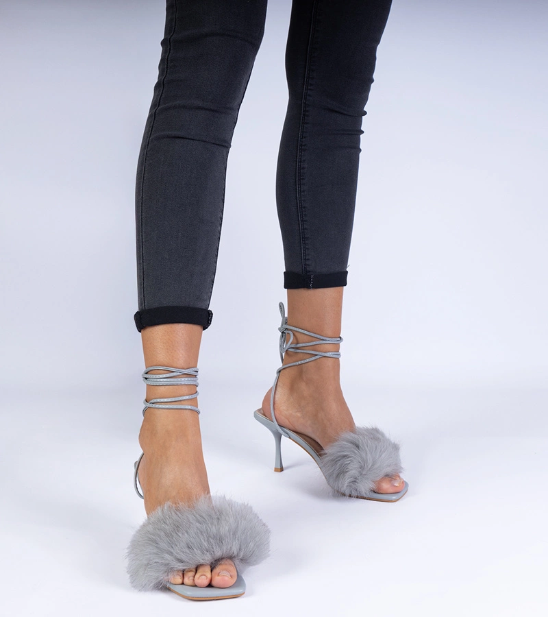 Hers Szare sandałki na szpilce z futerkiem